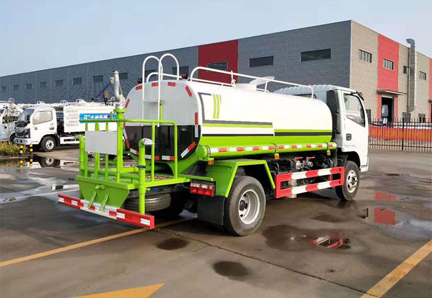 東風(fēng)福瑞卡5方灑水車后方展示圖