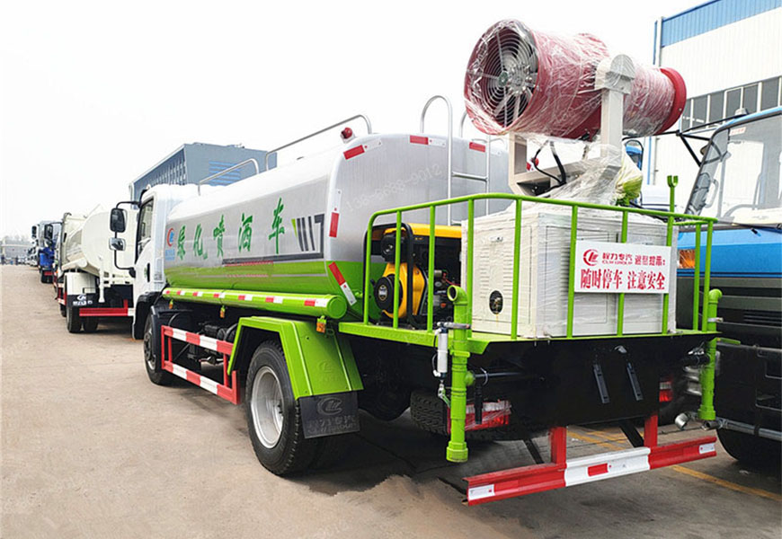 東風(fēng)福瑞卡9方灑水車后方圖