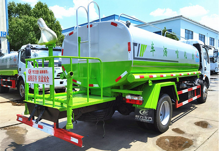 東風凱普特灑水車后面圖