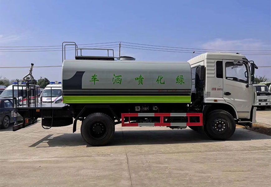 東風專底灑水車圖片