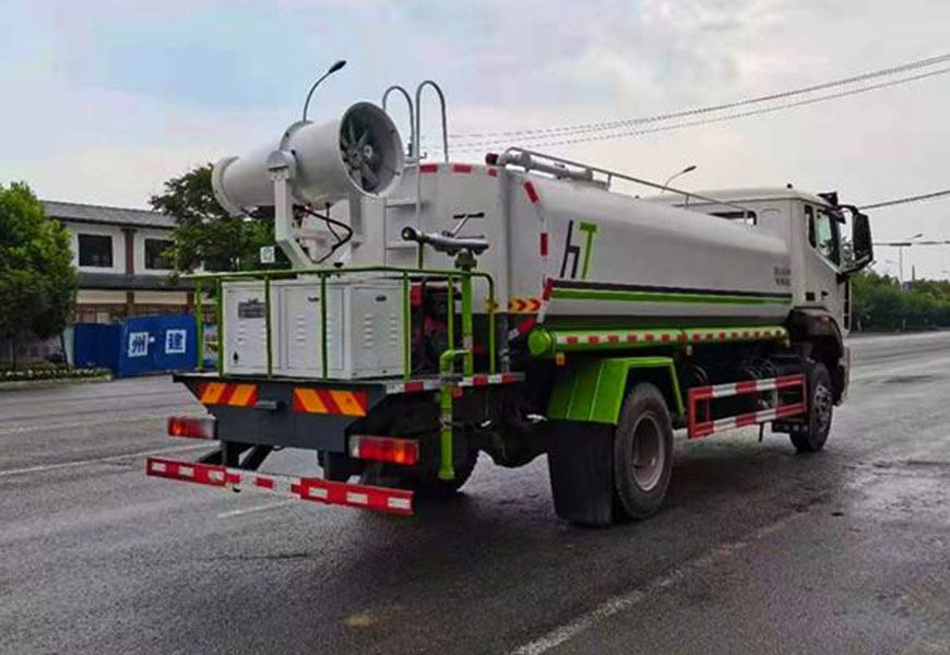重汽豪瀚12方國(guó)六灑水車后面圖